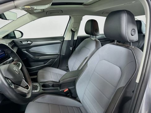 Used 2025 Volkswagen Jetta SE w/ Sunroof Package FWD image 9