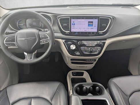 Used 2024 Chrysler Pacifica Limited FWD image 17