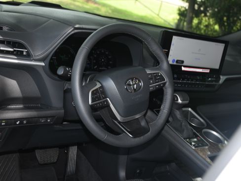 Certified 2025 Toyota Sienna Platinum FWD image 9