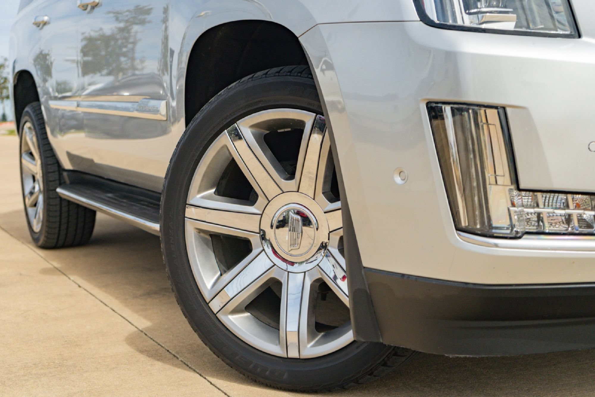 Used 2020 Cadillac Escalade Luxury RWD image 2