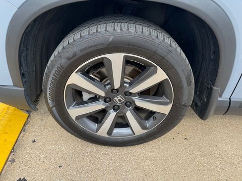 Used 2024 Honda Pilot Touring image 3