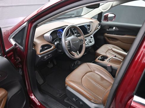 Used 2017 Chrysler Pacifica Limited FWD image 9