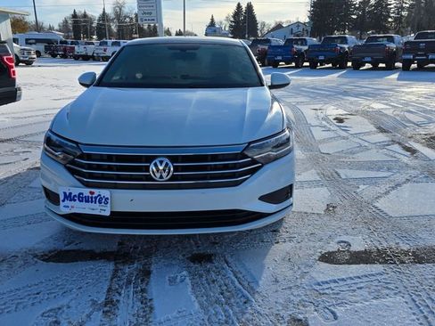 Used 2021 Volkswagen Jetta SE w/ SE Cold Weather Package image 3