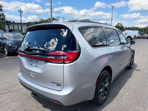 Used 2021 Chrysler Pacifica Limited w/ Uconnect Theater Family Group AWD/4WD image 10