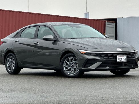 Used 2025 Hyundai Elantra Blue image 2