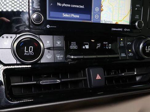 Used 2021 Toyota Highlander XLE AWD/4WD image 31