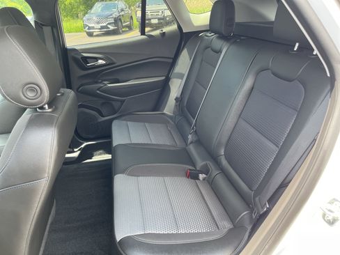 Used 2025 Chevrolet Trax LT w/ LT Convenience Package FWD image 28