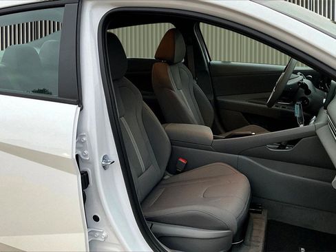 New 2025 Hyundai Elantra SE image 8
