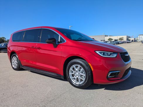 Used 2026 Chrysler Pacifica Select image 2