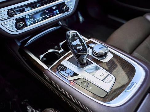 Used 2020 BMW 750i xDrive w/ Executive Package AWD/4WD image 3