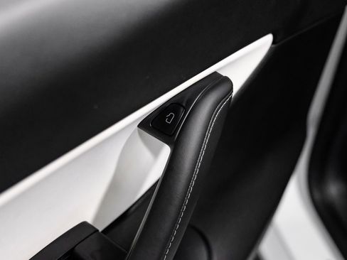 Used 2022 Tesla Model Y Long Range image 40