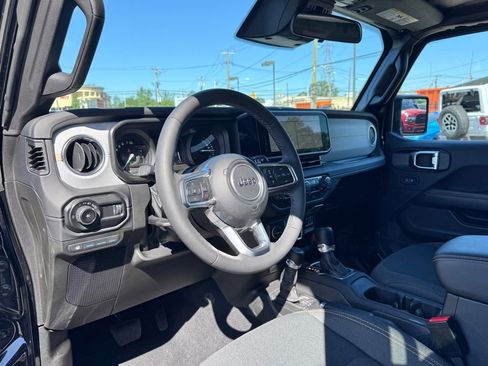 Used 2025 Jeep Wrangler Unlimited Sahara AWD/4WD image 12