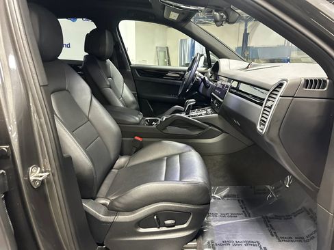 Used 2022 Porsche Cayenne AWD/4WD image 21