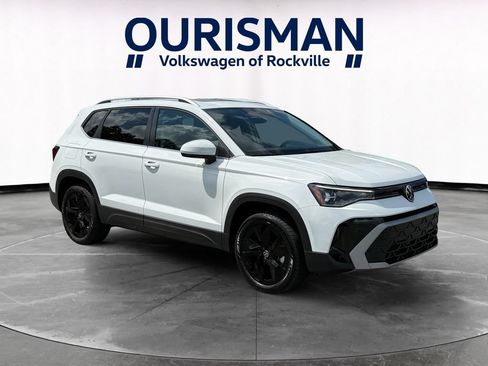 Used 2025 Volkswagen Taos SE w/ Panoramic Sunroof Package FWD image 1