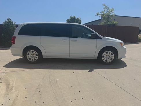 Used 2018 Dodge Grand Caravan SE w/ UConnect Hands-Free Group FWD image 2