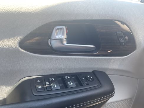 Used 2023 Chrysler Pacifica Limited FWD image 23