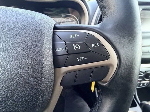 Used 2016 Jeep Cherokee Latitude AWD/4WD image 11
