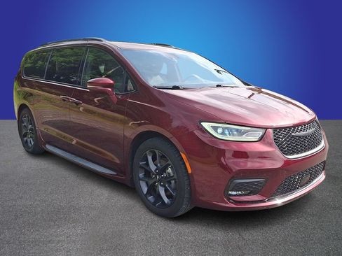 Used 2021 Chrysler Pacifica Touring-L w/ Uconnect Theater Family Group FWD image 3