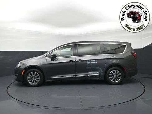 Used 2020 Chrysler Pacifica Touring-L Plus w/ Advanced Safetytec Group FWD image 3