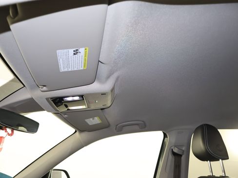 Used 2025 Volkswagen Atlas SE image 37