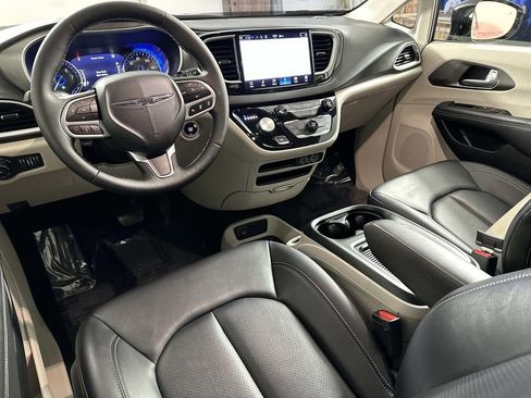 Used 2024 Chrysler Pacifica Touring-L image 10