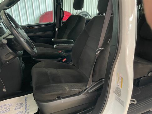 Used 2016 Dodge Grand Caravan SE FWD image 17