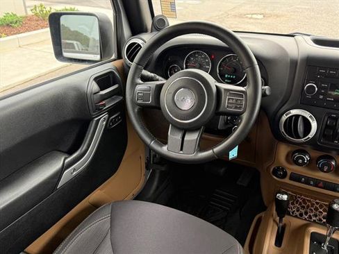 Used 2014 Jeep Wrangler Unlimited Rubicon w/ Max Tow Package AWD/4WD image 10