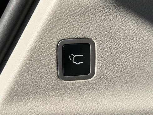 Used 2022 Chrysler Pacifica Touring-L image 11