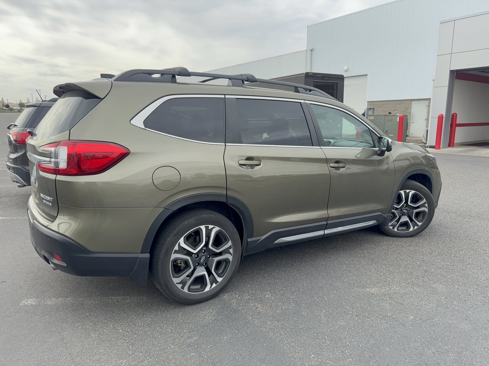 Used 2023 Subaru Ascent Limited w/ Technology Package AWD/4WD image 6