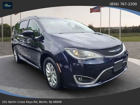 Used 2018 Chrysler Pacifica Touring-L image 1
