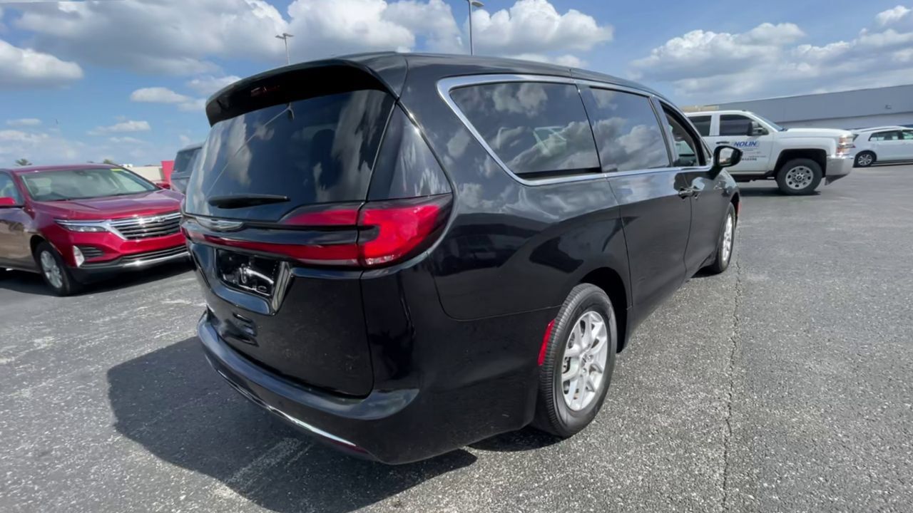 Used 2024 Chrysler Pacifica Touring-L FWD image 9