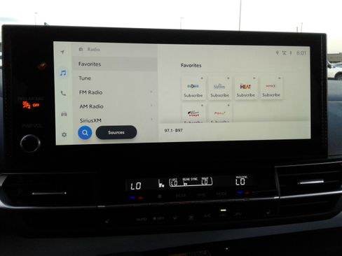 Used 2025 Toyota Sienna XLE image 19