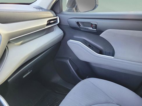 Used 2021 Toyota Highlander L FWD image 22