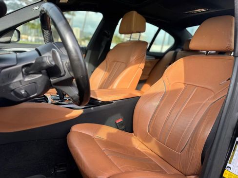 Used 2018 BMW M550i xDrive image 8