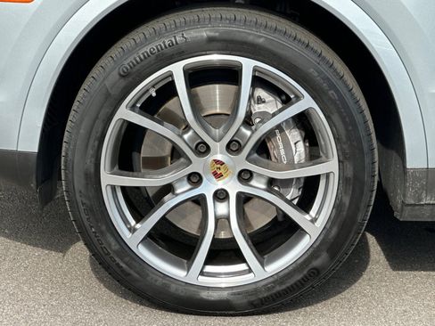 Certified 2022 Porsche Cayenne Platinum Edition image 27