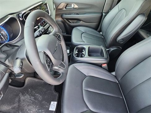 New 2026 Chrysler Pacifica Select image 9