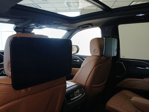 Used 2023 Cadillac Escalade Premium Luxury AWD/4WD image 21