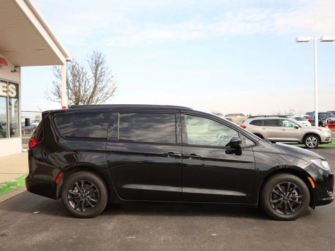 Used 2020 Chrysler Pacifica Touring-L image 4