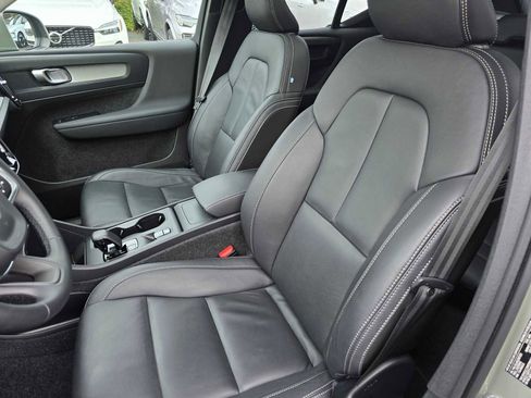 Used 2025 Volvo XC40 B5 Core image 23