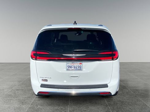 Used 2024 Chrysler Pacifica Touring image 4
