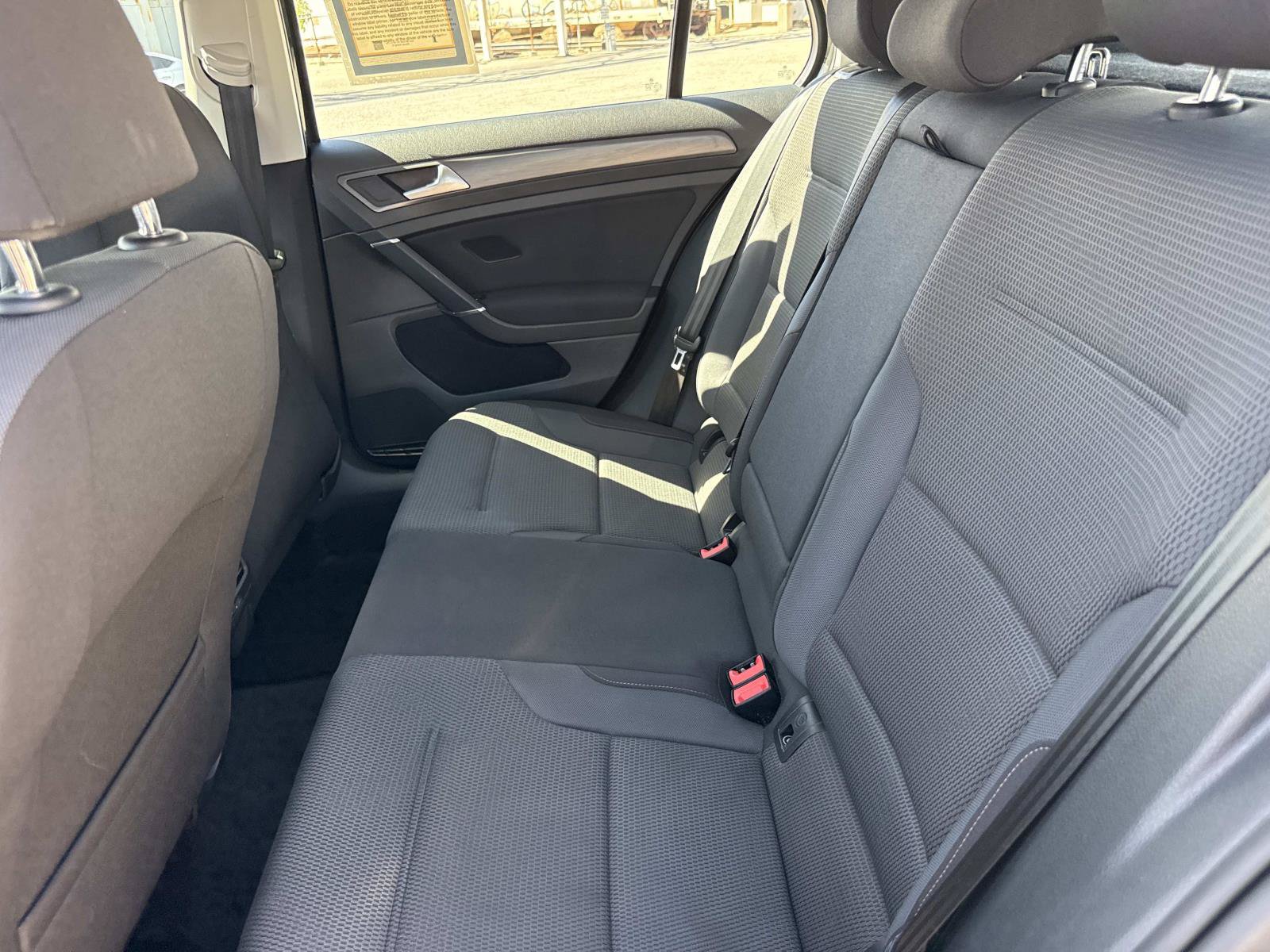Used 2018 Volkswagen e-Golf SE w/ DC Fast Charging Package FWD image 11