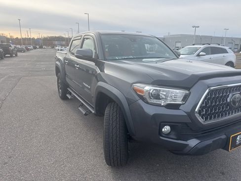 Used 2019 Toyota Tacoma TRD Off-Road image 3