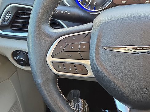 Used 2023 Chrysler Pacifica Touring-L FWD image 19