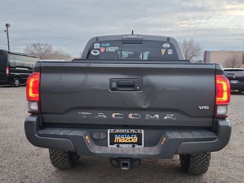 Used 2018 Toyota Tacoma TRD Sport image 8