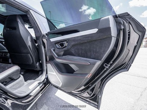 Used 2021 Lamborghini Urus AWD/4WD image 27