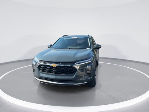 Used 2025 Chevrolet Trax LT image 3