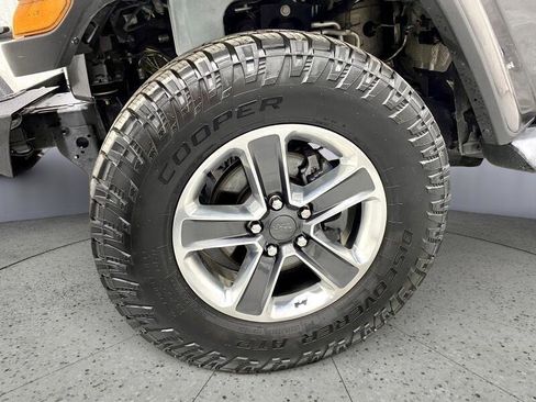 Used 2018 Jeep Wrangler Unlimited Sahara image 26