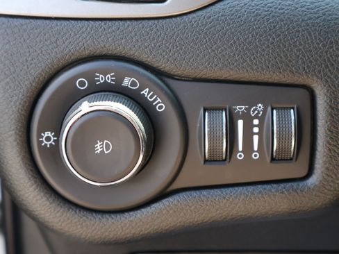 Used 2022 Jeep Cherokee Latitude Lux w/ Sun & Sound Group AWD/4WD image 39