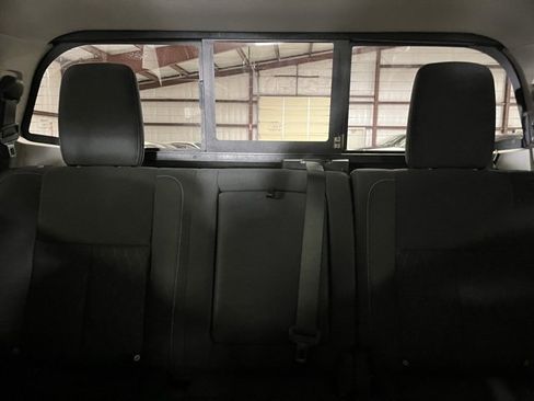 Used 2018 Nissan Titan SV w/ SV Convenience Package image 12