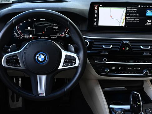 Certified 2022 BMW 530e w/ Premium Package image 13